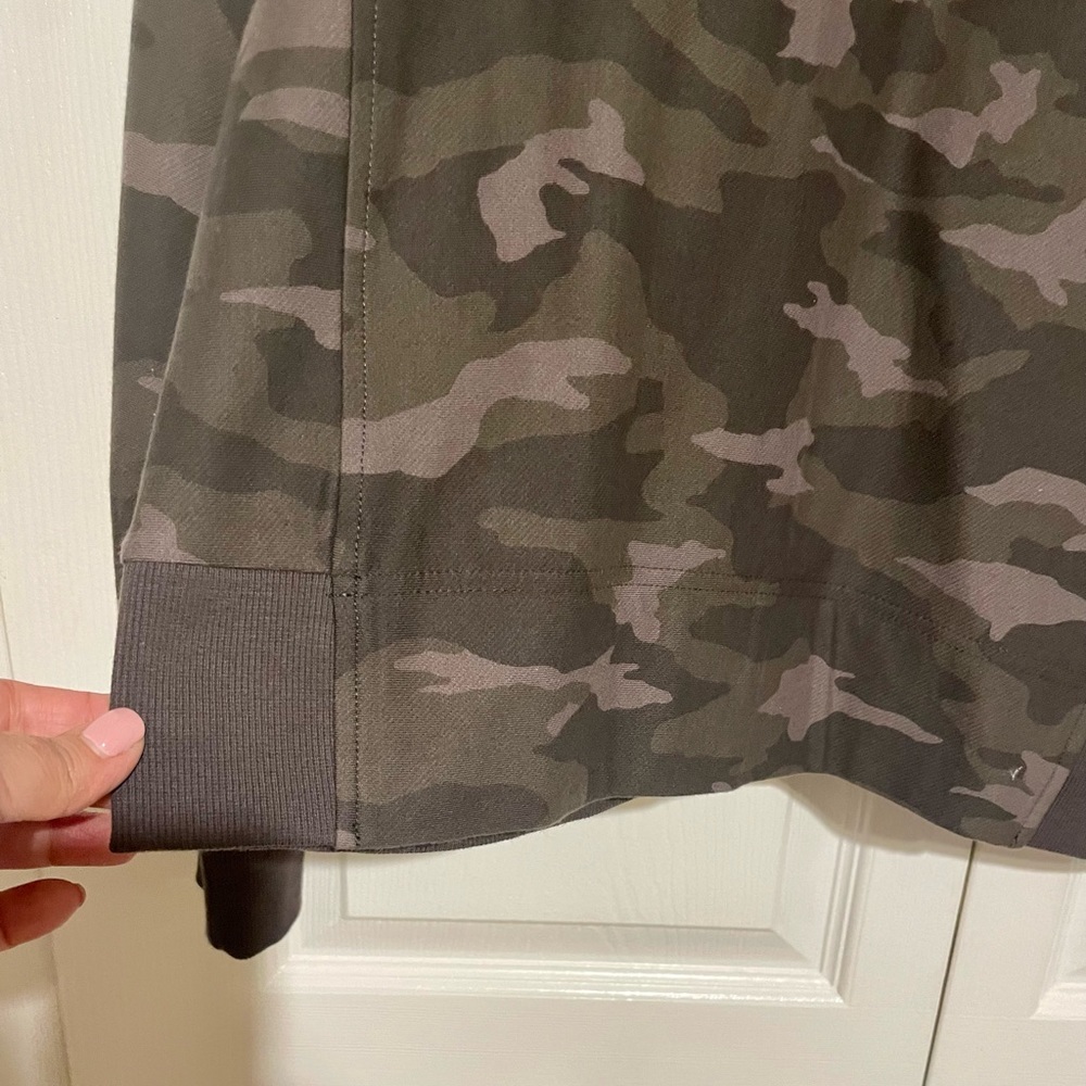 Athleta Farallon Olive Green Camo Print Ribbed Crew Neck Sweatshirt Size Medium. - Picture 6 of 8